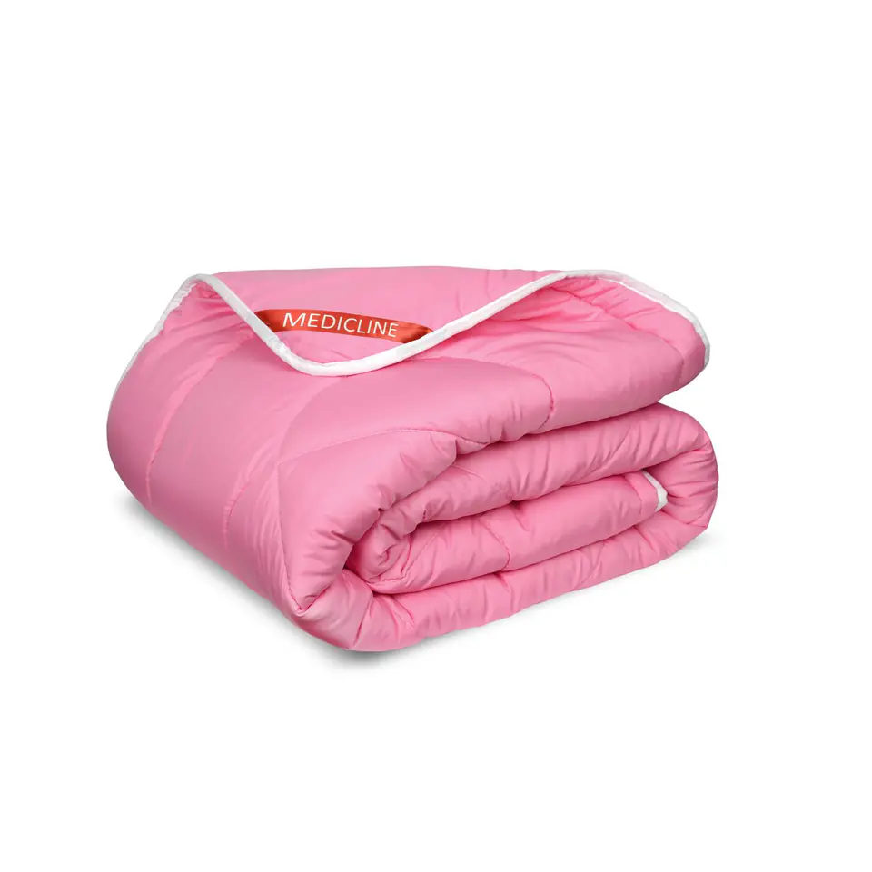 ⁨Kołdra całoroczna, mikrofibra różowa pikowana niciowo  200 x 220 cm⁩ w sklepie Wasserman.eu