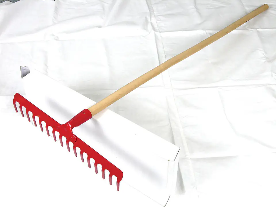 ⁨GARDEN RAKE 16-TEETH WOODEN HANDLE⁩ at Wasserman.eu