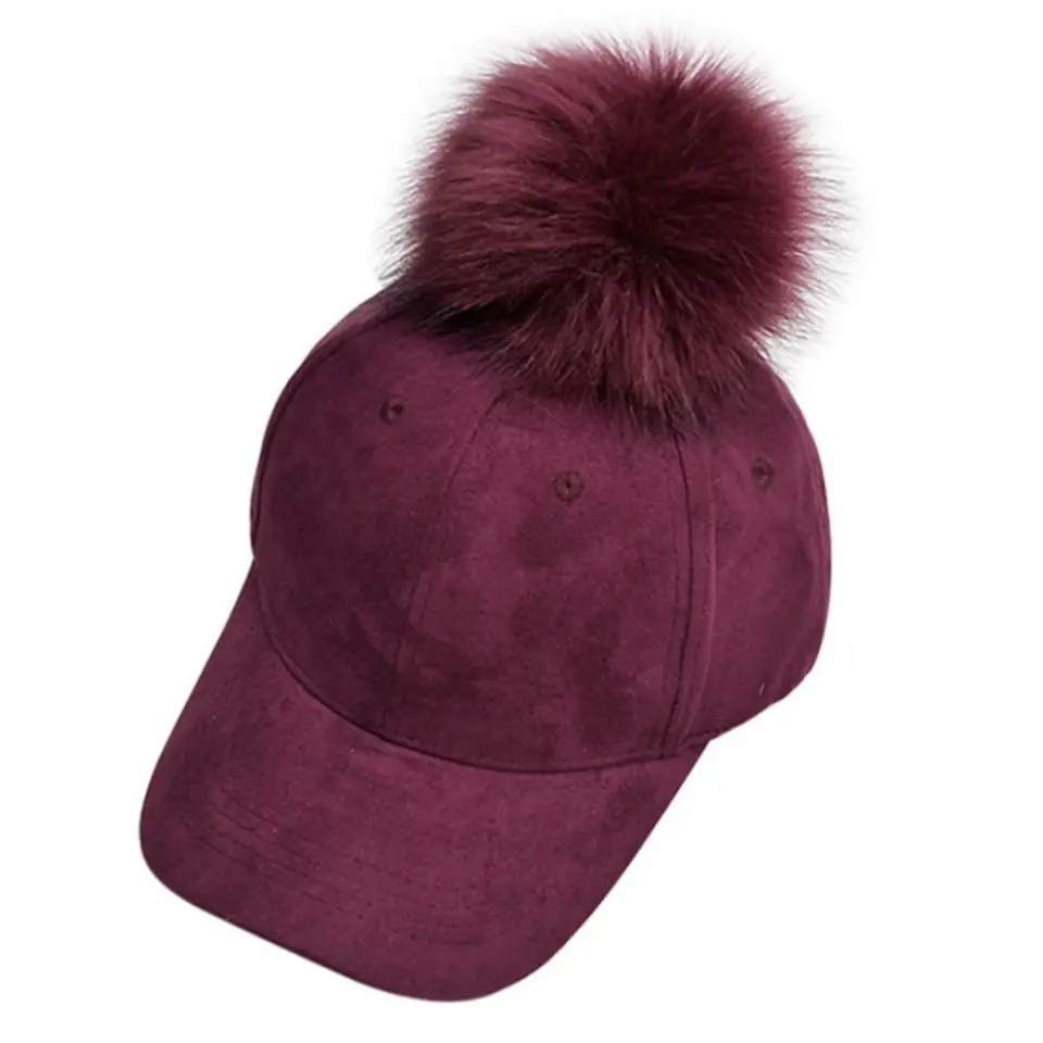 ⁨Czapka z daszkiem velvet z pomponem Bordo CZ13BOR⁩ w sklepie Wasserman.eu