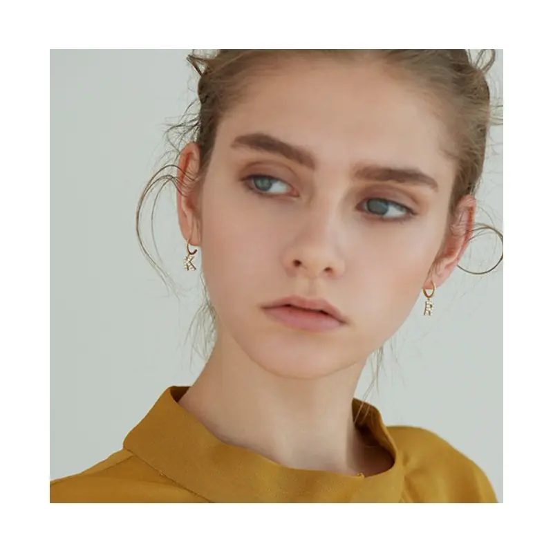 ⁨Gold-plated earrings letter P KST1683P⁩ at Wasserman.eu