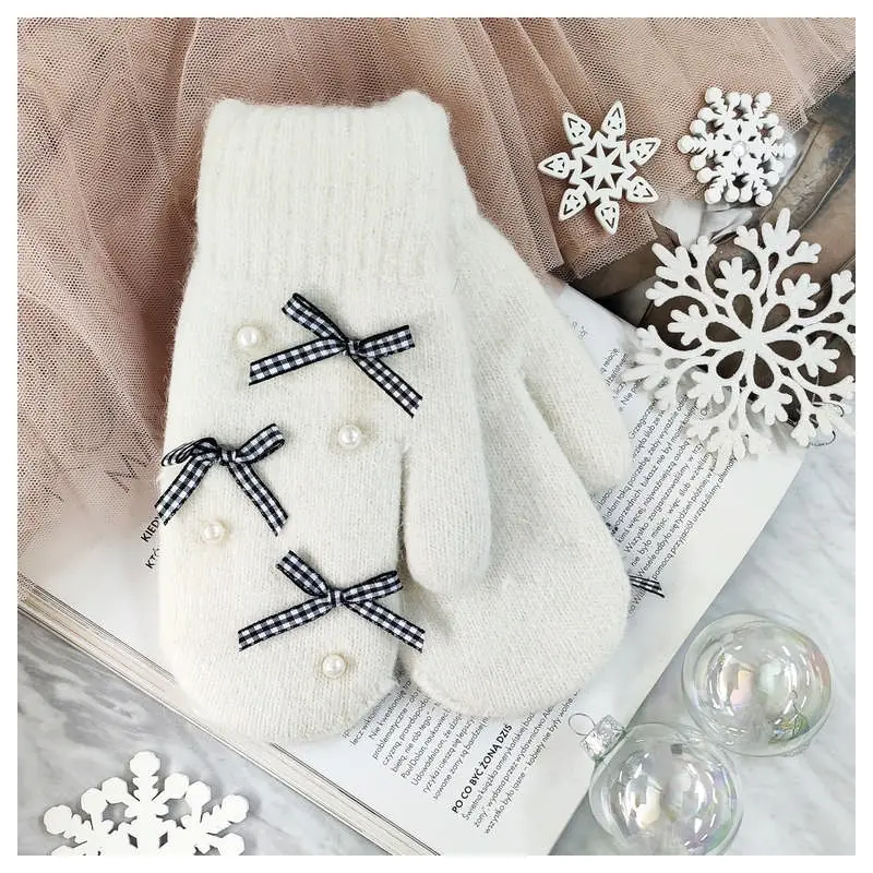 ⁨Cute gloves, bows and cream beads REK102⁩ at Wasserman.eu