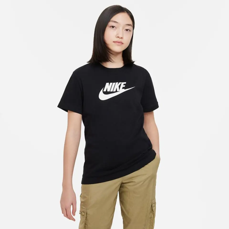 ⁨Koszulka Nike Sportswear Jr FD0928 (kolor Czarny, rozmiar S (128-137))⁩ w sklepie Wasserman.eu