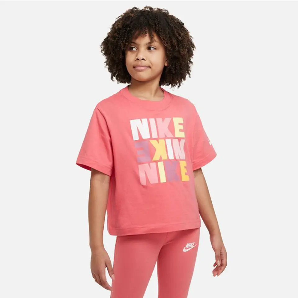 ⁨Koszulka Nike Sportswear Jr DZ3579 (kolor Różowy, rozmiar M (137-147))⁩ w sklepie Wasserman.eu