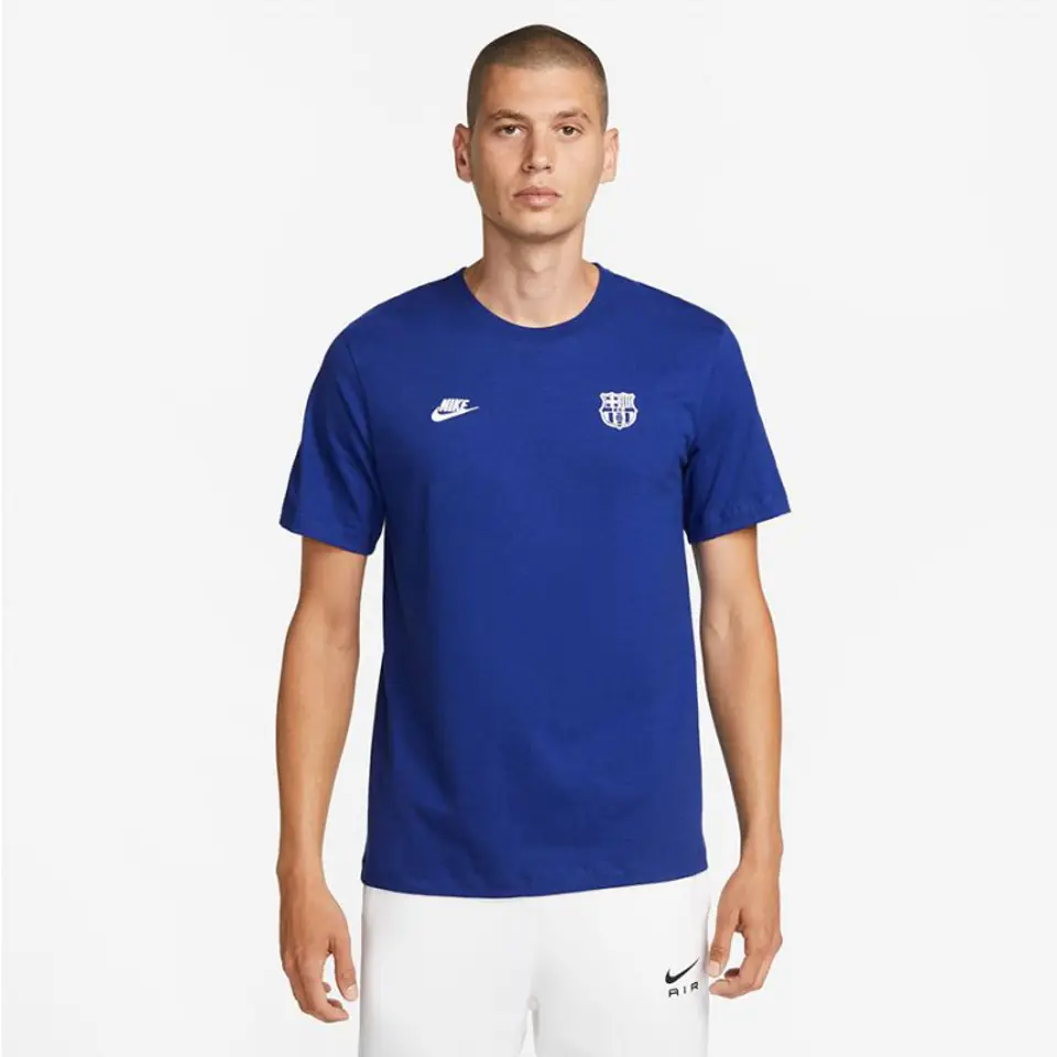 ⁨Koszulka Nike FC Barcelona Club Essentiale Tee M FJ1704 (kolor Niebieski, rozmiar M)⁩ w sklepie Wasserman.eu