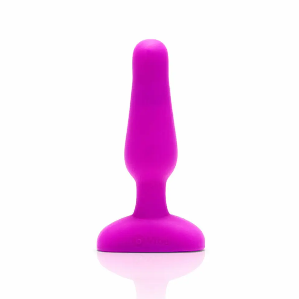 ⁨Zdalnie sterowany plug analny - B-Vibe Novice Plug Fuchsia⁩ w sklepie Wasserman.eu