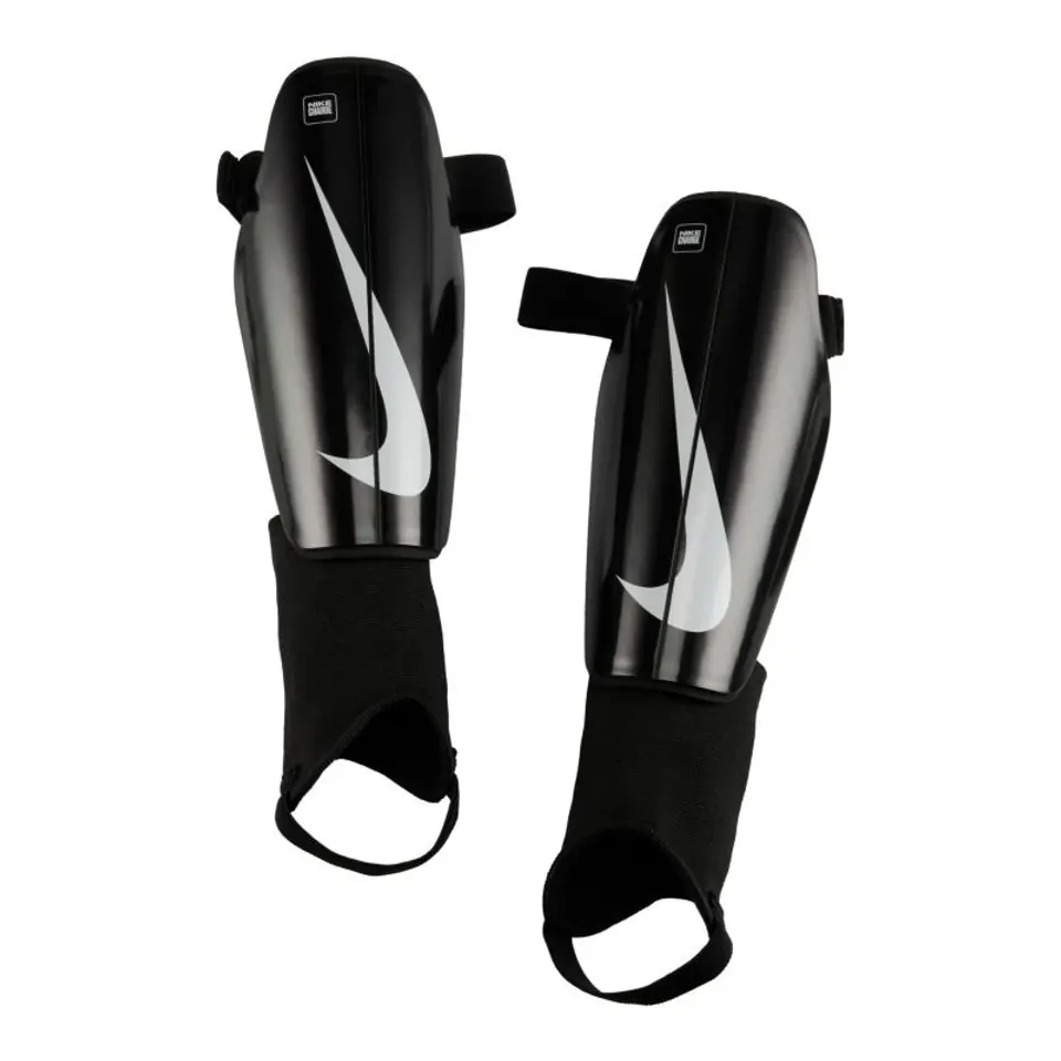 ⁨Ochraniacze piłkarskie Nike Charge DX4608 (kolor Czarny, rozmiar L (170-180cm))⁩ w sklepie Wasserman.eu
