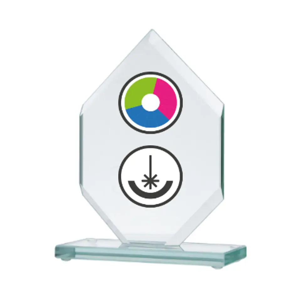 ⁨Trofeum szklane z nadrukiem kolorowym LuxorJet, grawerowaniem oraz wypełnieniem farbą⁩ w sklepie Wasserman.eu