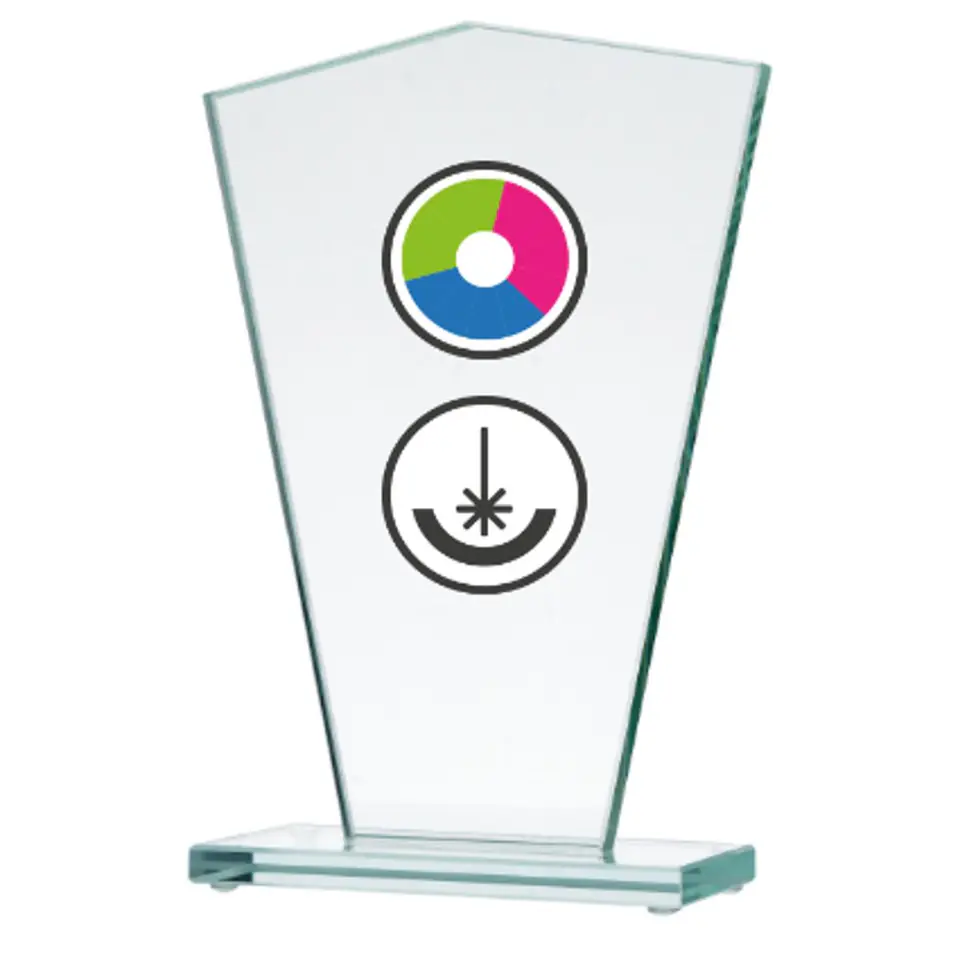 ⁨Trofeum szklane z nadrukiem kolorowym LuxorJet, grawerowaniem oraz wypełnieniem farbą⁩ w sklepie Wasserman.eu