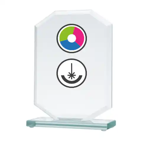 ⁨Trofeum szklane z nadrukiem kolorowym LuxorJet, grawerowaniem oraz wypełnieniem farbą⁩ w sklepie Wasserman.eu