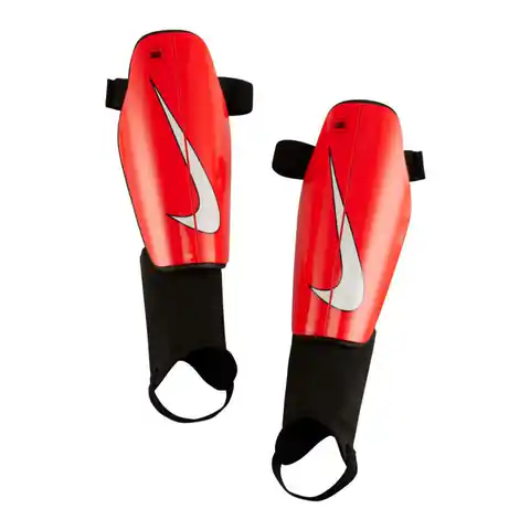 ⁨Ochraniacze piłkarskie Nike Charge DX4608 (kolor Czerwony, rozmiar L (170-180cm))⁩ w sklepie Wasserman.eu