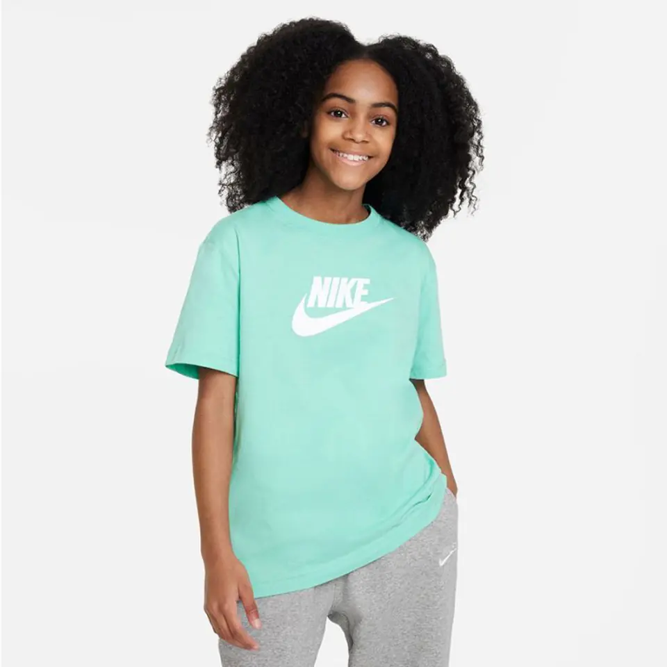 ⁨Koszulka Nike Sportswear Jr FD0928 (kolor Zielony, rozmiar L (147-158))⁩ w sklepie Wasserman.eu