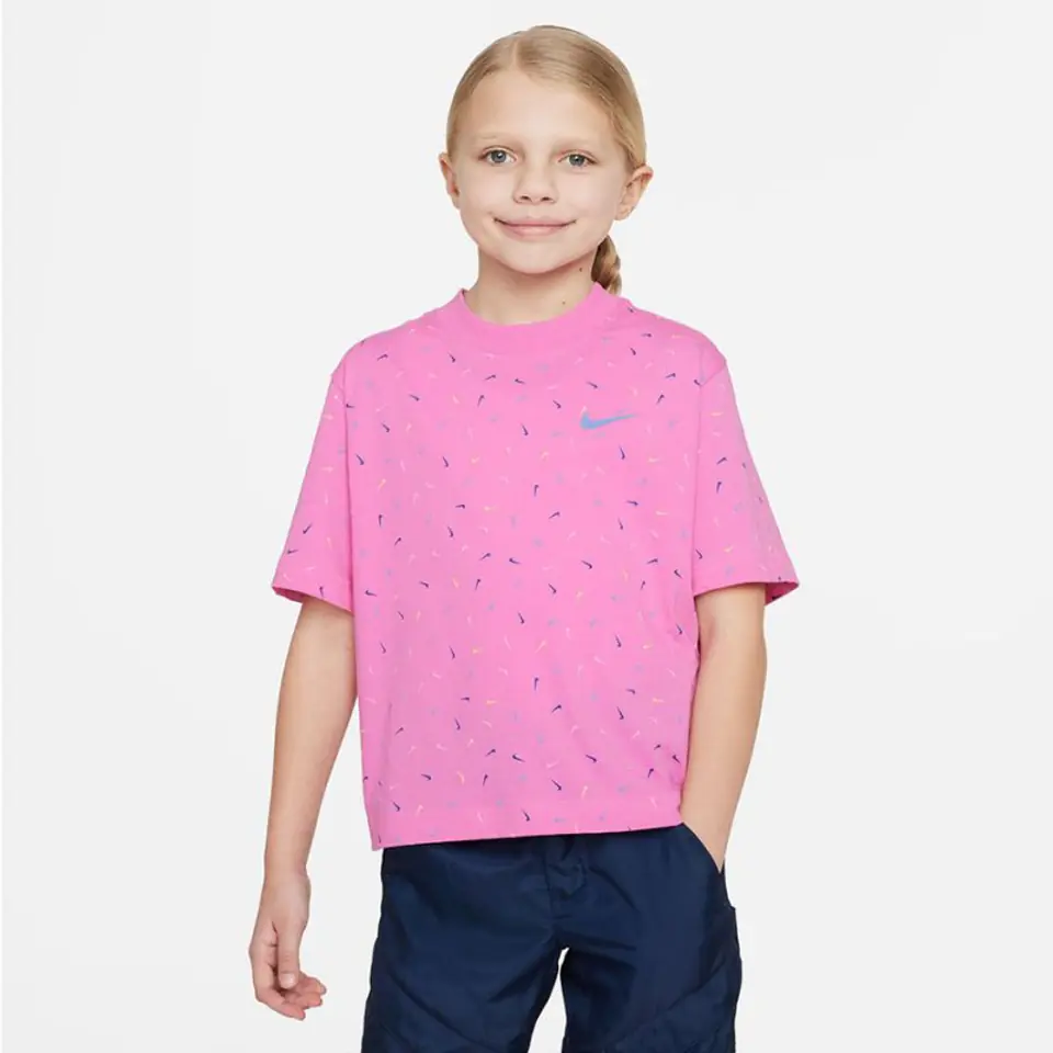 ⁨Koszulka Nike Sportswear Jr FD5366 (kolor Różowy, rozmiar XL (158-170))⁩ w sklepie Wasserman.eu