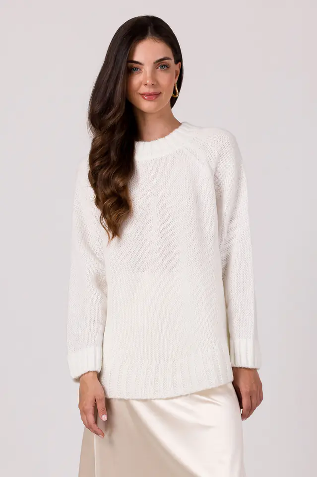 ⁨BK105 Sweter z nietoperzowymi rękawami - biały (kolor biały, rozmiar uni)⁩ w sklepie Wasserman.eu