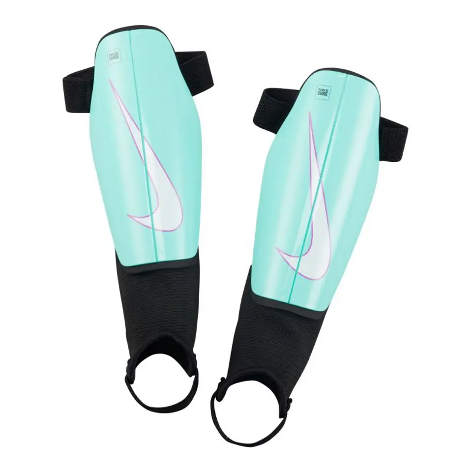 ⁨Ochraniacze piłkarskie Nike Charge DX4610 (kolor Zielony, rozmiar M (160-170cm))⁩ w sklepie Wasserman.eu