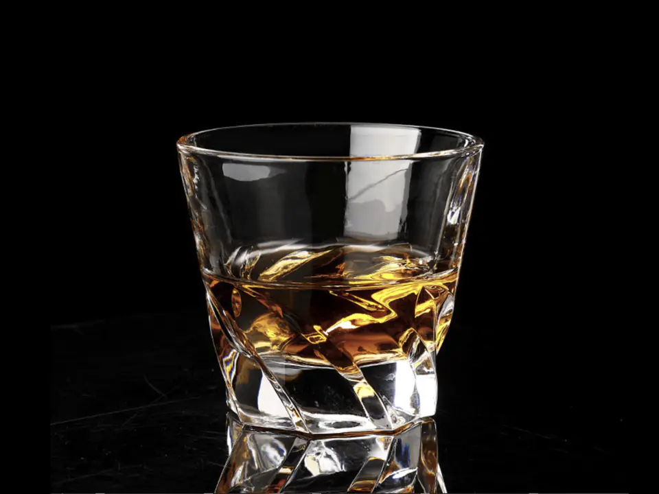 Zestaw 4 szklanek do whisky w sklepie Wasserman.eu