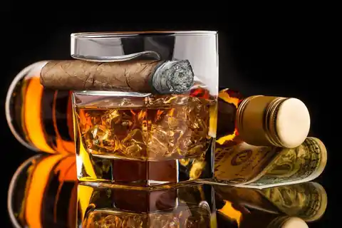 ⁨Whiskey glass and cigar⁩ at Wasserman.eu