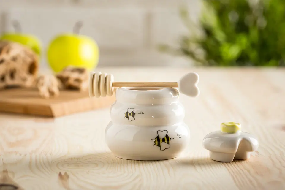 ⁨Porcelain honey jar⁩ at Wasserman.eu