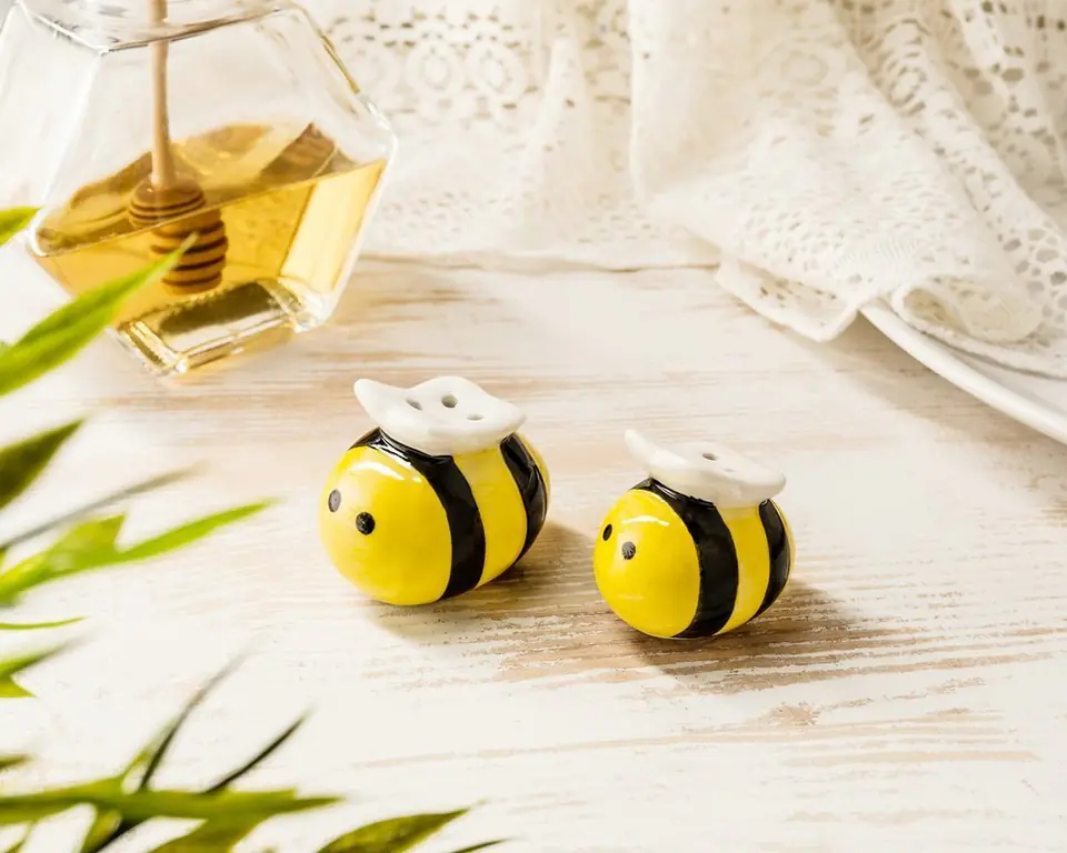 ⁨Salt shaker and pepper shaker Bee⁩ at Wasserman.eu