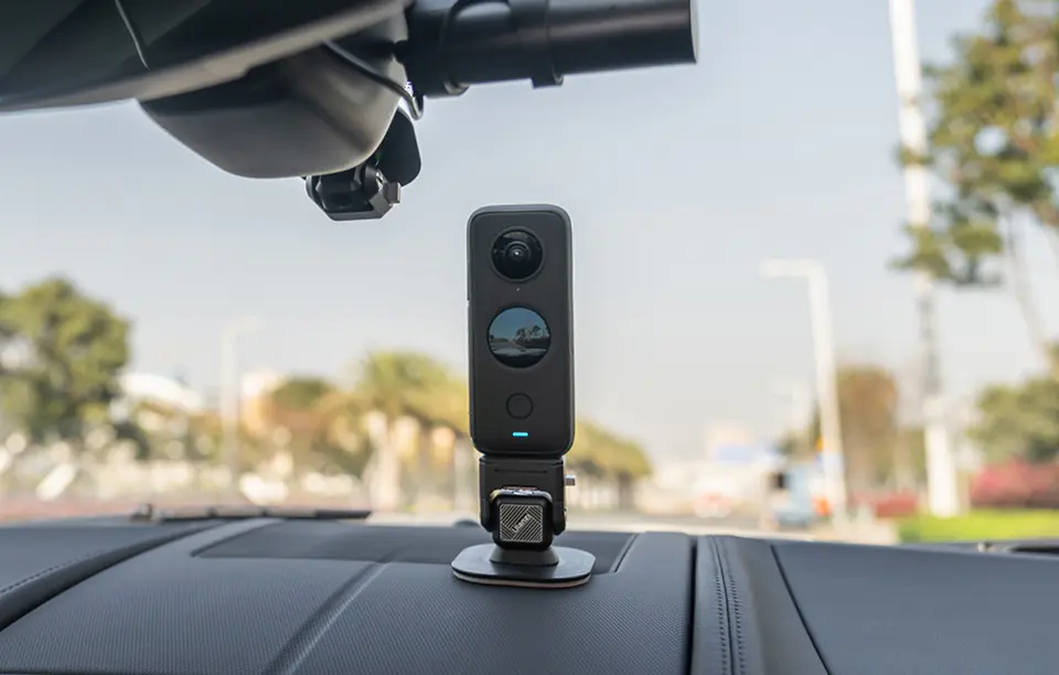 ⁨Mocowanie samoprzylepne na deskę rozdzielczą Insta360⁩ w sklepie Wasserman.eu