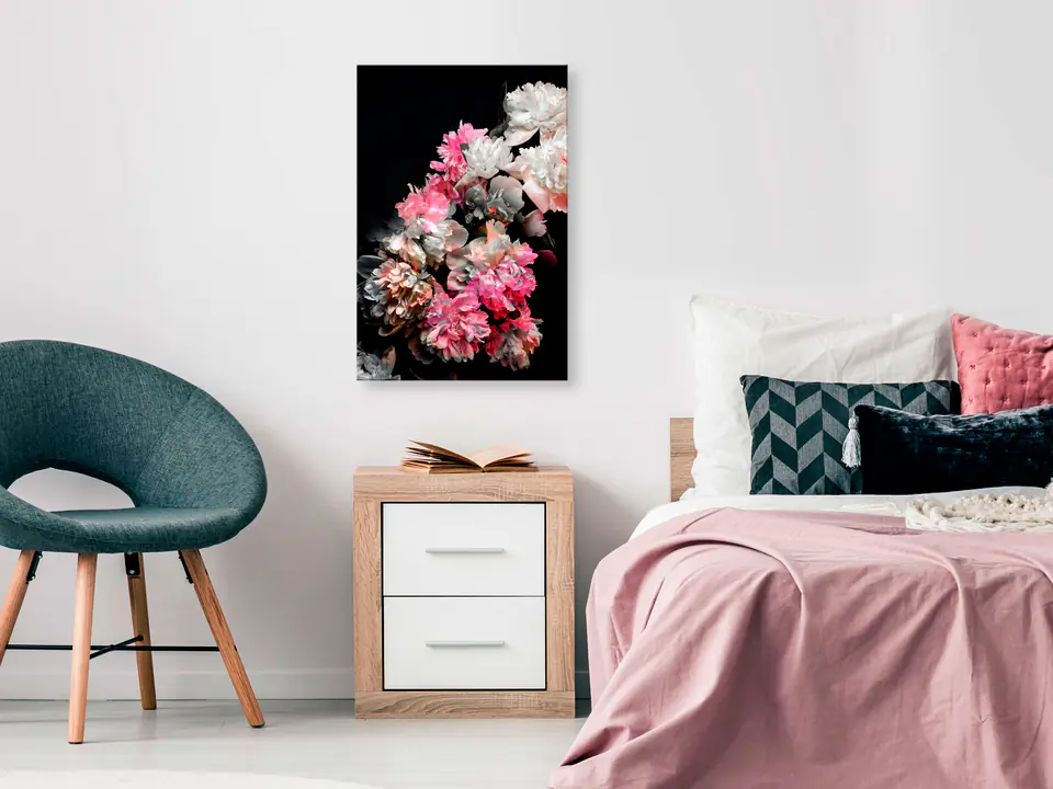 ⁨Obraz - Bukiet w mroku (1-częściowy) pionowy (rozmiar 80x120, wykończenie Standard)⁩ w sklepie Wasserman.eu