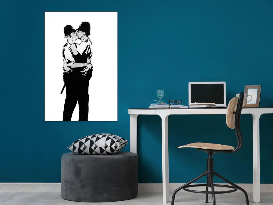 ⁨Obraz - Kissing Coppers (1-częściowy) pionowy (rozmiar 60x90, wykończenie Premium Print)⁩ w sklepie Wasserman.eu
