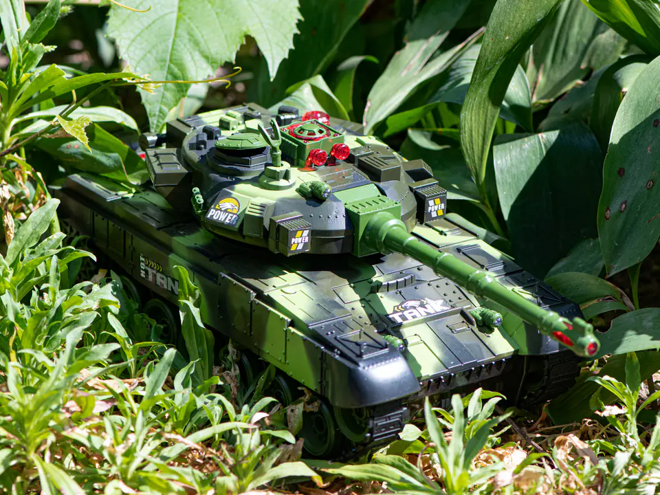 ⁨Czołg zdalnie sterowany na pilota RC War Tank 9993 2.4 GHz kamuflaż leśny⁩ w sklepie Wasserman.eu