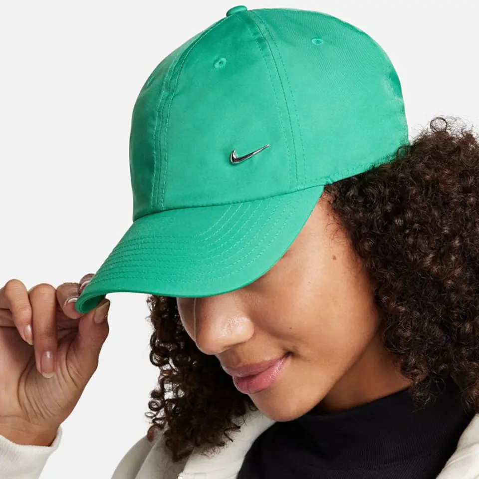 ⁨Czapka z daszkiem Nike DF Club Cap FB537 (kolor Zielony)⁩ w sklepie Wasserman.eu