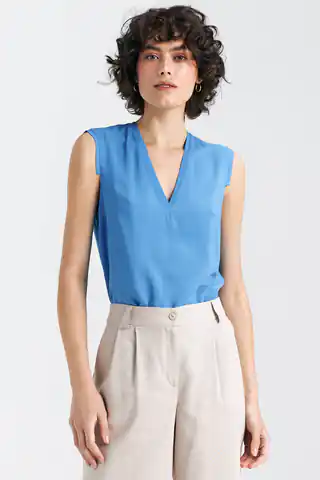 ⁨Bluzka bez rękawów, z dekoltem V - niebieski  - B161 (kolor niebieski, rozmiar 36)⁩ w sklepie Wasserman.eu