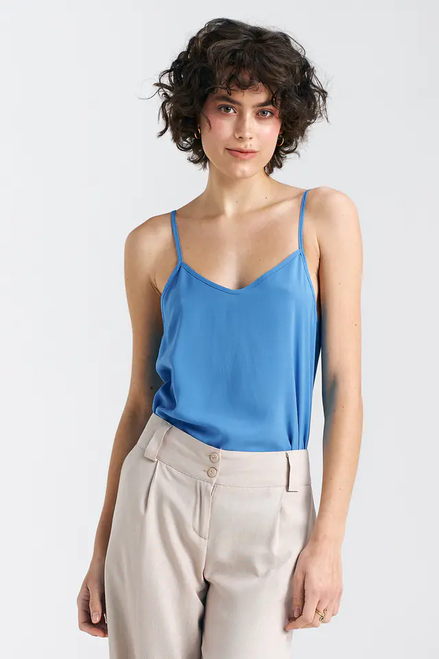 ⁨Bluzka basic na cienkich ramiączkach - niebieski - B163 (kolor niebieski, rozmiar 42)⁩ w sklepie Wasserman.eu
