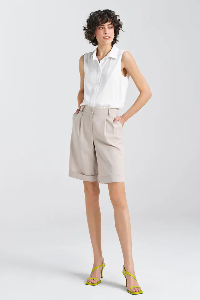 ⁨Krótkie, lniane spodnie typu szorty - beż - SD86 (kolor beż, rozmiar 40)⁩ w sklepie Wasserman.eu