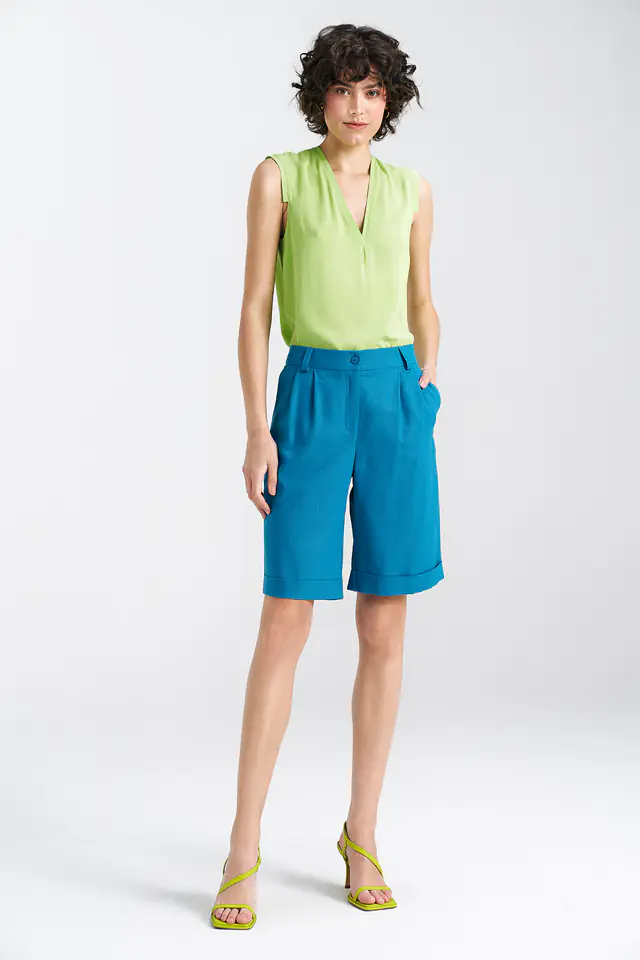 ⁨Krótkie, lniane spodnie typu szorty - niebieski - SD86 (kolor niebieski, rozmiar 36)⁩ w sklepie Wasserman.eu