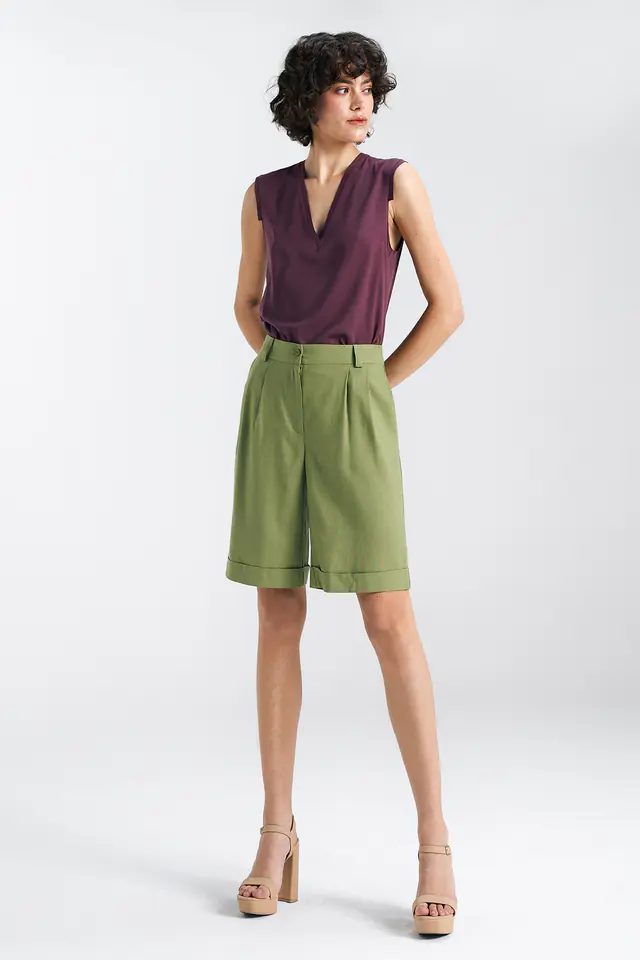 ⁨Krótkie, lniane spodnie typu szorty - zielony - SD86 (kolor zielony, rozmiar 36)⁩ w sklepie Wasserman.eu