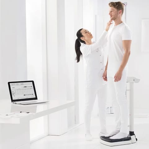 ⁨SECA 704S Waga kolumnowa z wzrostomierzem i funkcją BMI, do 300 kg⁩ w sklepie Wasserman.eu