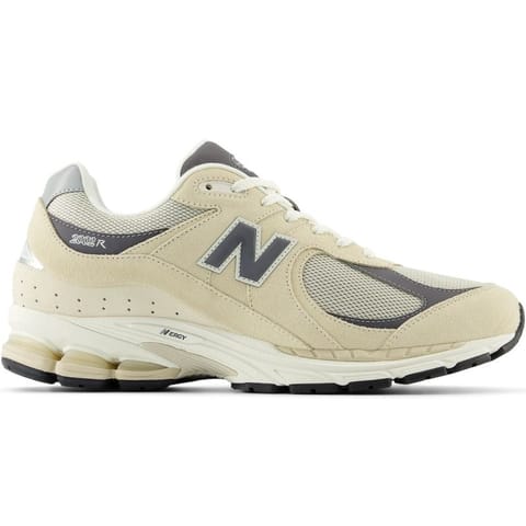 ⁨Buty New Balance sportowe M2002 (kolor Beżowy/Kremowy. Szary/Srebrny, rozmiar 38.5)⁩ w sklepie Wasserman.eu