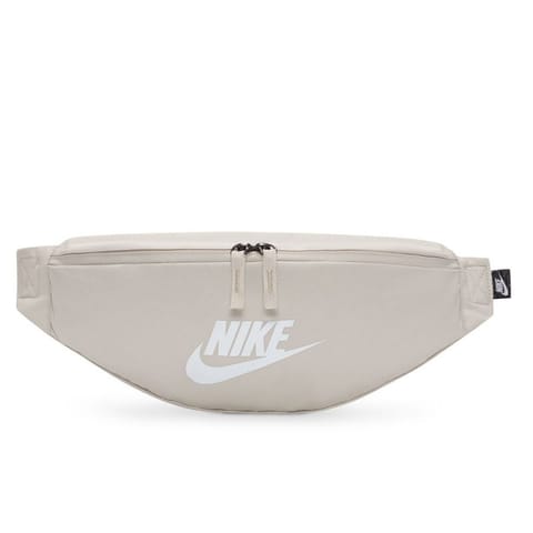 ⁨Saszetka nerka Nike Heritage Waistpack DB0490 (kolor Biały)⁩ w sklepie Wasserman.eu