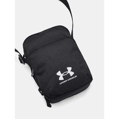 ⁨Saszetka, torba Under Armour 1381912 (kolor Czarny)⁩ w sklepie Wasserman.eu