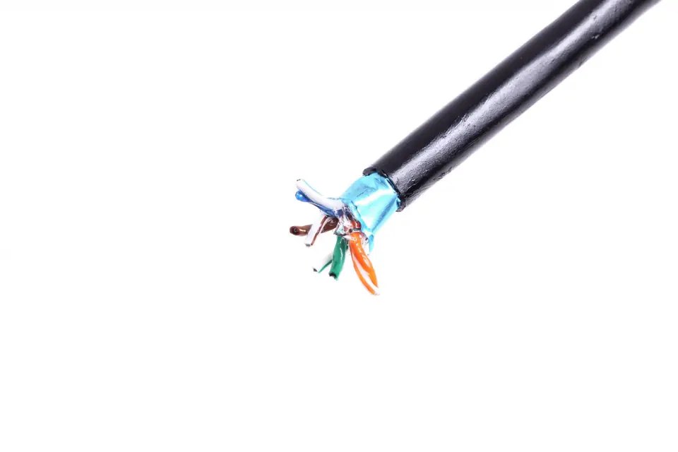 ⁨Kabel teleinformatyczny instalacyjny zewnętrzny żelowany kat.5e, F/UTP, Fca, drut, AWG24/1, PE, 305m,  szpula Czarny⁩ w sklepie Wasserman.eu