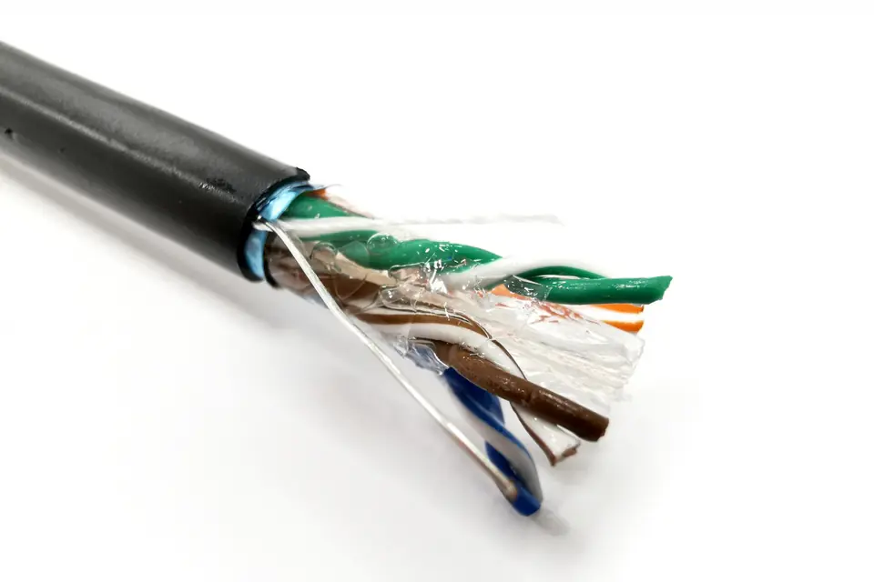 ⁨Kabel teleinformatyczny instalacyjny zewnętrzny żelowany kat.6, F/UTP, Fca, drut, AWG 23/1, PE, 305m, szpula Czarny⁩ w sklepie Wasserman.eu