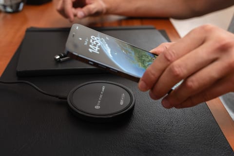 ⁨Our Pure Planet 15W Wireless Charging Pad⁩ at Wasserman.eu