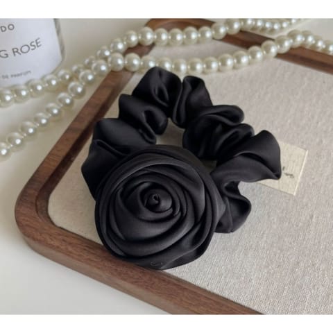 ⁨Gumka frotka z różą czarna na plakietce GUM163CZ⁩ w sklepie Wasserman.eu