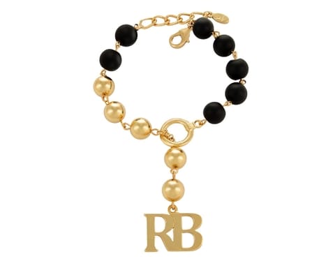 ⁨Bransoletka z onyksów, z literkami z kolekcji RB (B23/KOR/179/1Au)⁩ w sklepie Wasserman.eu