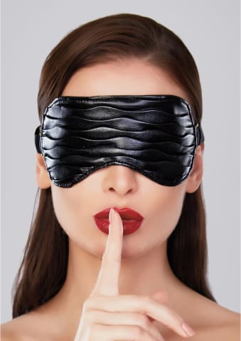 ⁨Allure maska z ekoskory z falbanką i złotymi detalami, regulowana⁩ w sklepie Wasserman.eu