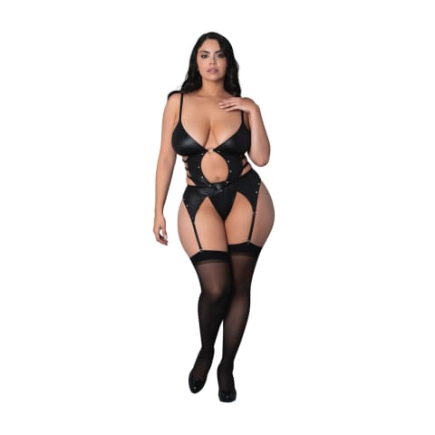 ⁨Magic Silk Kira 2XL - otwarta baskinka z podwiązkami i stringami, czarna⁩ w sklepie Wasserman.eu