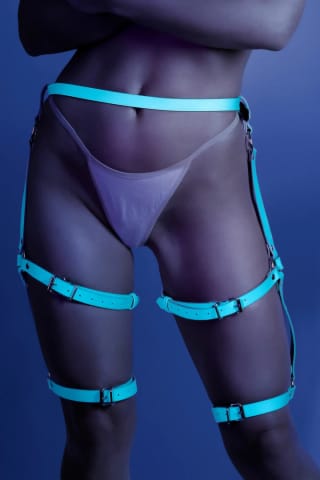 ⁨Fantasy Lingerie Buckle Up regulowany pas na udo niebieski⁩ w sklepie Wasserman.eu