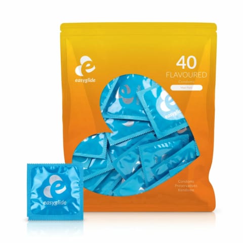 ⁨EasyGlide Prezerwatywy Owocowe 40 szt. anatomiczne, rożne smaki⁩ w sklepie Wasserman.eu