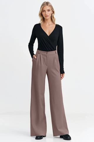⁨Spodnie z zakładkami, wide leg - mocca - SD127 (kolor mocca, rozmiar 42)⁩ w sklepie Wasserman.eu