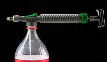 ⁨Opryskiwacz na butelkę spryskiwacz do butelki pompka zraszacz roślin ręczny⁩ w sklepie Wasserman.eu
