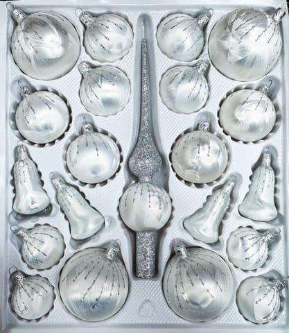 ⁨Bombki szklane Zestaw 21 sztuk Ręcznie zdobione. Produkt polski (biały)⁩ w sklepie Wasserman.eu