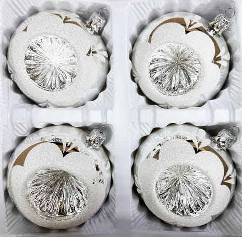 ⁨Bombki szklane 10cm reflektor 4 szt Ręcznie zdobione produkt PL (biały)⁩ w sklepie Wasserman.eu