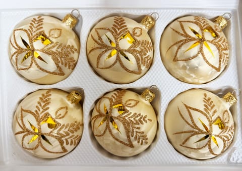 ⁨Bombki szklane 8cm 6 sztuk Ręcznie zdobione. Produkt polski (złoty)⁩ w sklepie Wasserman.eu